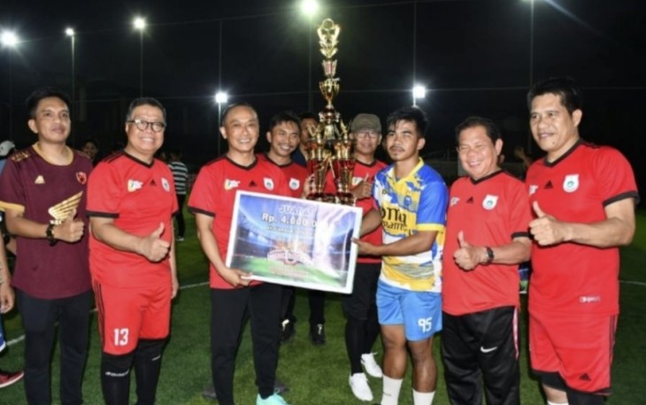 Pj Gubernur Sulbar Prof Zudan Arif Fakrulloh saat memberikan hadiah dama turnamen mini soccer, Rabu (20/9)