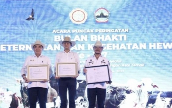 Mentan RI Syahrul Yasin Limpo (kanan) saat menerima penghargaan di Boyolali, Sabtu (23/9)
