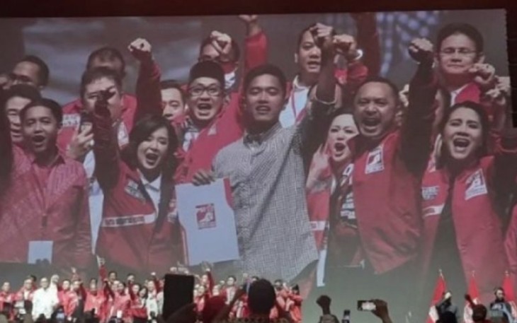 Wakil Ketua Dewan Pembina PSI Grace Natalie (kiri) bersama Ketua Umum PSI Kaesang Pangarep dalam Kopdarnas: Deklarasi Politik PSI di Djakarta Theater, Jakarta, Senin (25/9/23)