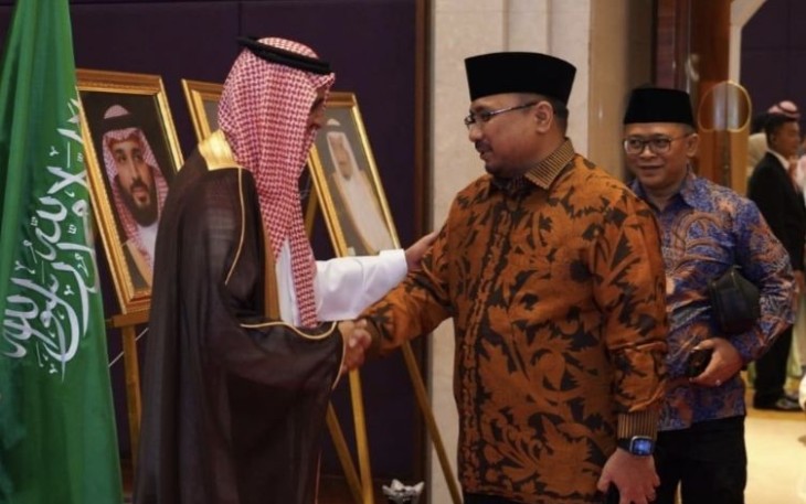 Menag Yaqut Cholil Qoumas bersama Dubes Arab Saudi Faisal Abdullah H. Amodi saat menyampaikan ucapan selamat hari Nasional ke-93 Arab Saudi, Senin (25/9)