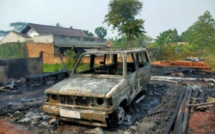 Mobil Toyota Kijang Hangus Terbakar, Senin (25/9)