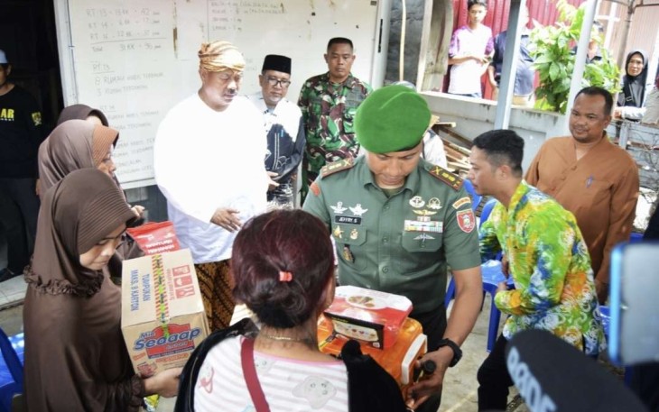 Dandim 0906/Kkr Letkol Inf Jeffry Satria memberikan bantuan di lokasi bencana kebakaran, Selasa (26/9)