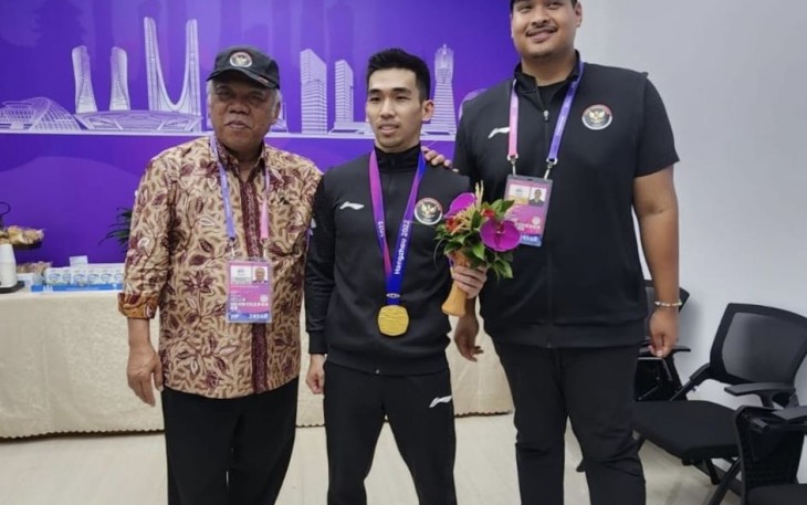 Menteri Basuki bersama atlet cabang Wushu peraih medali emas Asian Games Hangzhou, Selasa (26/9) 