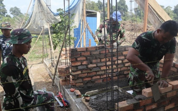 Pembangunan MCK warga di lokasi TMMD 