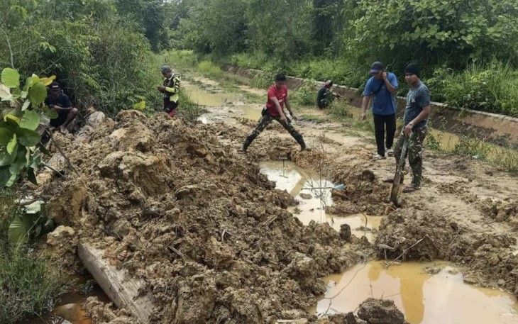 Penggalian saluran jaringan air bersih di lokasi TMMD 