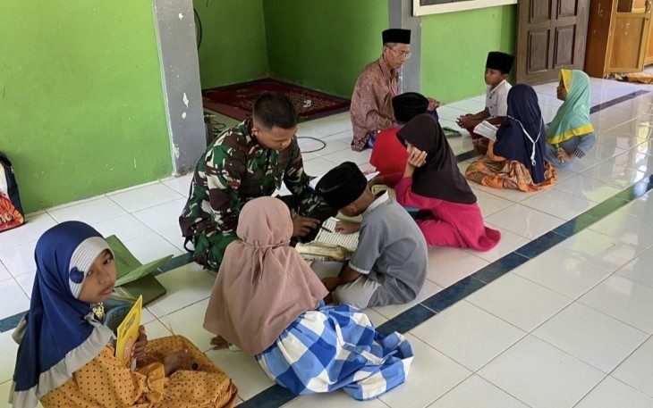 Prada Sibki jadi guru mengaji anak-anak di lokasi TMMD 