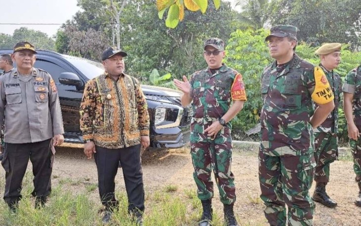 Dandim 0902/Berau Letkol Inf Dony Fatra saat memberikan paparan kepada Ketua Tim Wasev TNI AD di lokasi TMMD ke 118 Kampung Melati Jaya, Kabupaten Berau, Senin (2/10)