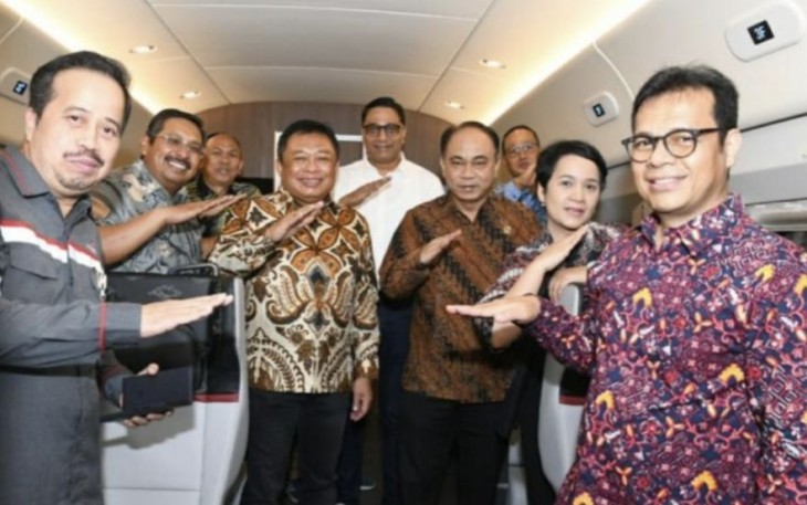 Menkominfo Budi Arie Setiadi bersama jajaran saat mencoba KCJB, Selasa (3/10)