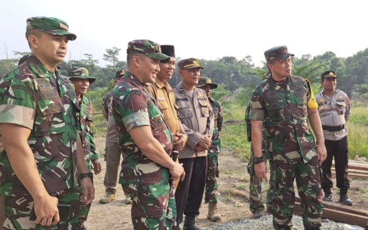 Ketua Tim Wasev TMMD ke 118 Letjen TNI I Nyoman Cantiasa, SE., M.Tr. (Han) saat meninjau lokasi sasaran fisik TMMD ke 118 Kodim Berau, Senin (2/10)