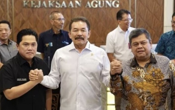 Menteri BUMN Erick Thohir melaporkan dana pensiun BUMN bermasalah kepada Jaksa Agung ST Burhanuddin di Kejaksaan Agung, Jakarta, Selasa (3/10/2023)