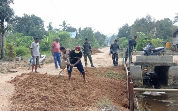 Peningkatan badan jalan di kampung Melati Jaya Kabupaten Berau