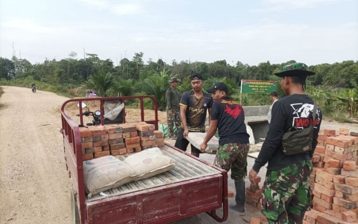 Angkut Material Jembatan dan MCK di Lokasi TMMD 