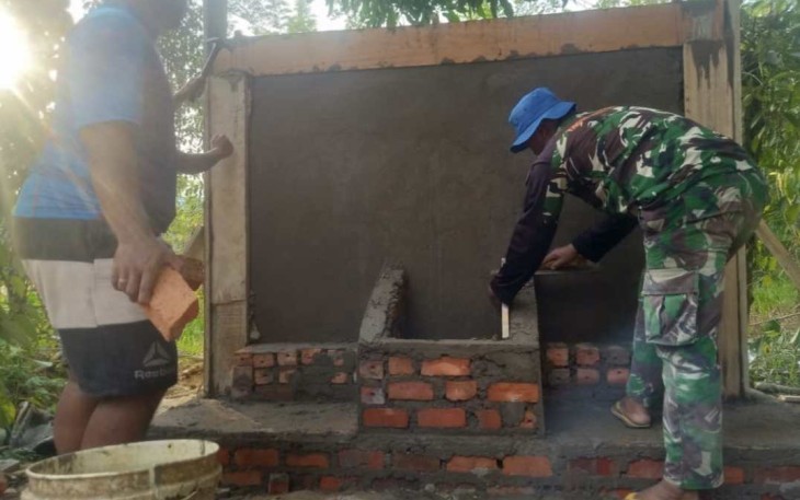 Bangun tugu prasasti TMMD ke 118 Kodim 0902/Berau