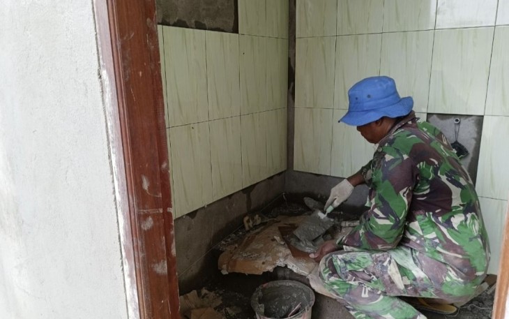 Pemasangan keramik MCK 
