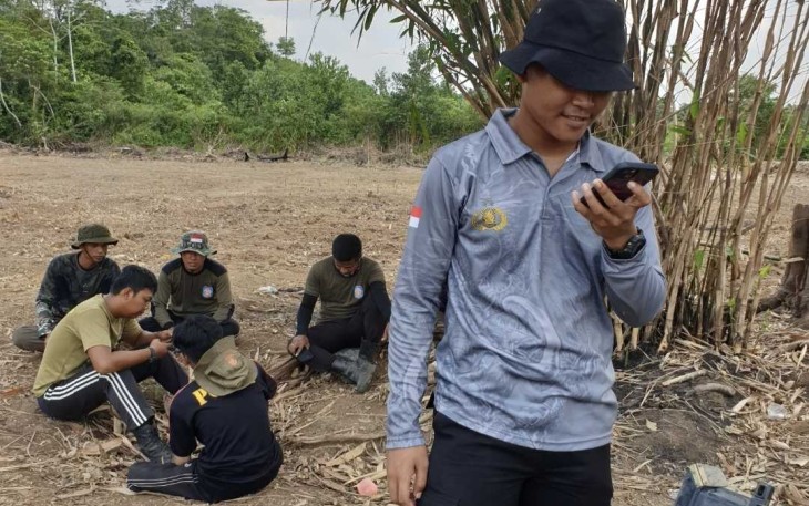 Video Call bersama keluarga saat berada di lokasi TMMD 