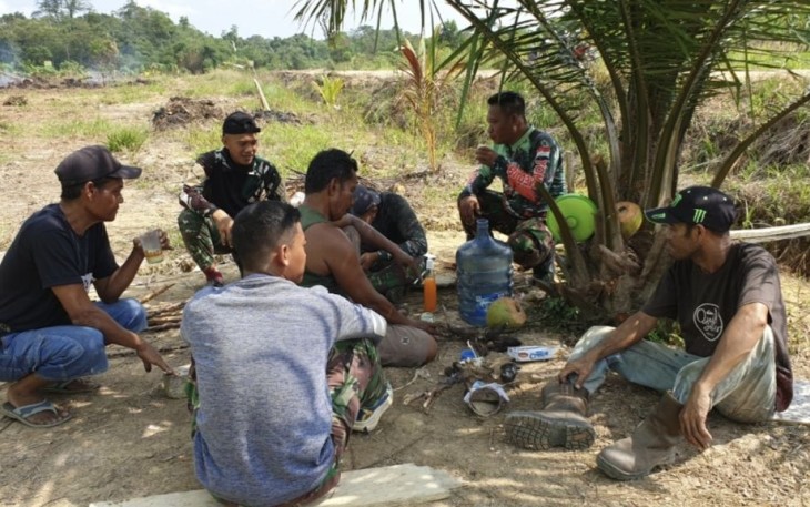 Senda gurau di sela istirahat satgas TMMD 