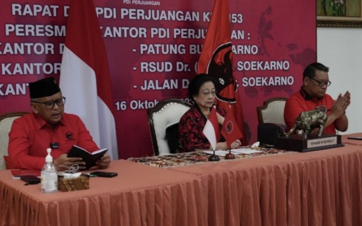 Megawati Soekarnoputri saat memberikan sambutan dalam peresmian 27 Gedung Partai baru, rumah sakit, patung dan jalan Ir. Soekarno secara daring, di Jakarta , Senin (16/10)