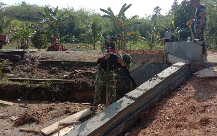 Pelepasan papan kupingan jembatan
