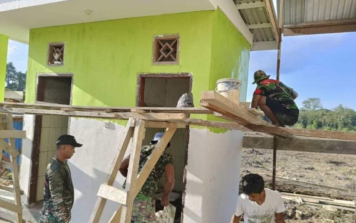 Pengecatan dan pemasangan keramik MCK TMMD Kodim Berau