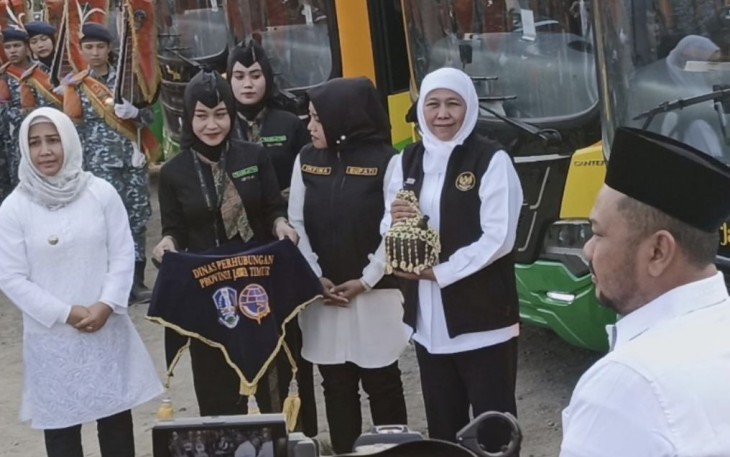 Gubernur Jatim Khofifah Indar Parawansa saat launching bus trans Jatim Koridor III, Rabu (18/10)