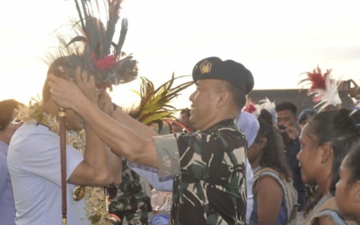 Pangkoosudnas Marsdya TNI M. Tonny Harjono saat dikenakan ikat kepala tradisi adat Biak, Senin (23/10)