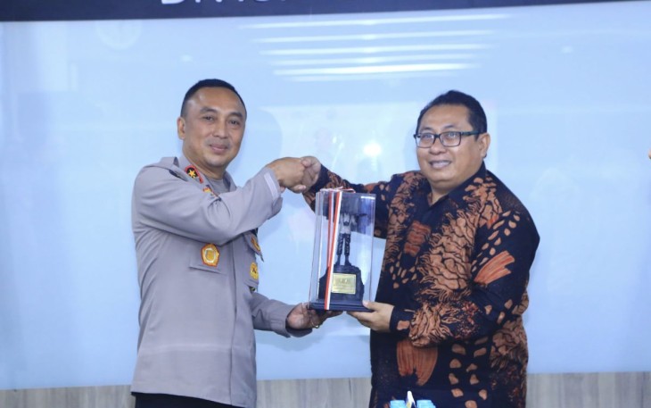 Kadiv Humas Polri Irjen Pol Sandi Nugroho saat menerima cenderamata SMSI di Jakarta, Rabu (25/10)