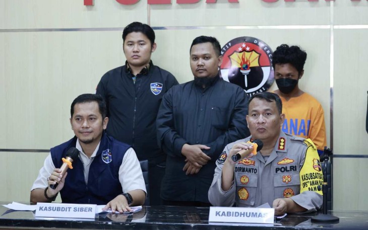 Kabid Humas Polda Jatim Kombes Dirmanto saat memberikan keterangan pers, Jum'at (10/11)