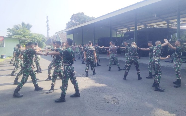 Latihan beladiri militer prajurit Menarmed 2 Kostrad, Senin (13/11)