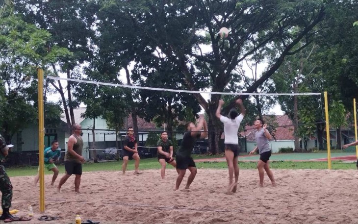 Olahraga volley pasir prajurit Menarmed 2 Kostrad, Malang, Selasa (14/11)