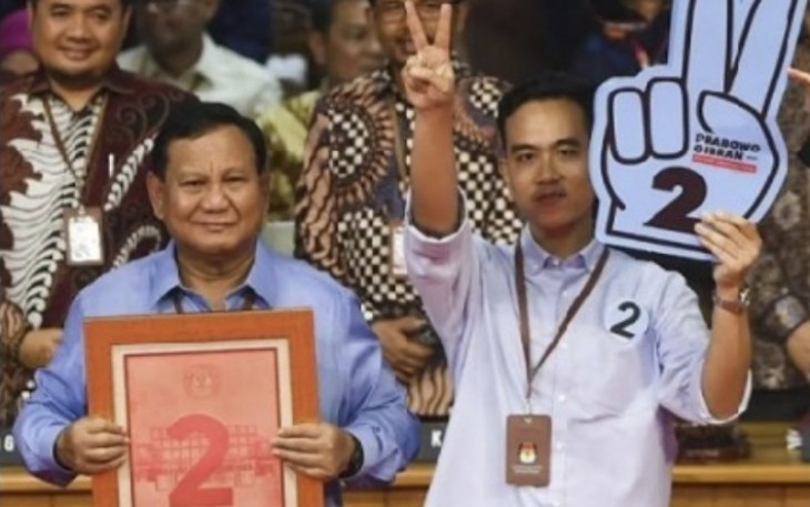 Capres-Cawapres Prabowo Subianto bersama Gibran Rakabuming Raka usai pengundian nomor urut di KPU Jakarta, Selasa (14/11) malam