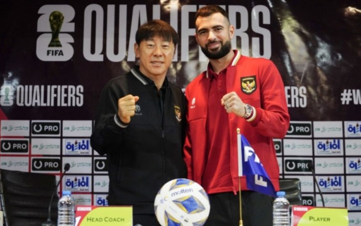 Shin Tae-yong bersama Jordi Amat saat jumpa pers jelang pertandingan Kualifikasi Piala Dunia 2026 di Hotel Minawi Pasha, Basra, Irak Rabu (15/11)