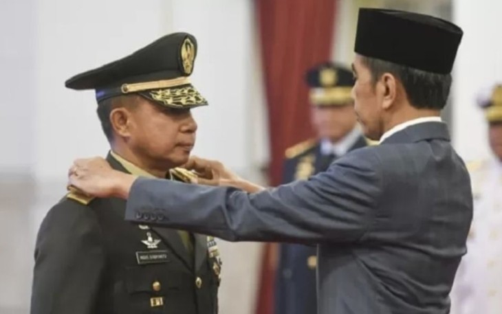 Presiden Joko Widodo saat melantik Panglima TNI Jenderal Agus Subiyanto di Istana Negara Jakarta, Rabu (22/11)