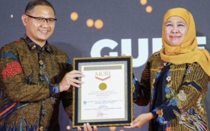 Gubernur Jatim, Khofifah Indar Parawansa saat menerima 2 penghargaan MURI dan menutup seleksi lomba GTK GCC Batch-4 di Surabaya, Selasa (28/11)