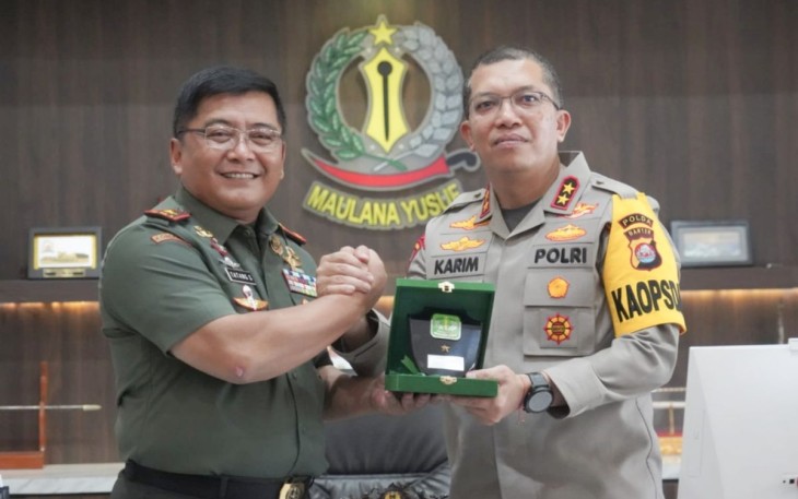 Danrem 064/MY Brigjen TNI Tatang Subarna bersama Kapolda Banten Irjen Pol Abdul Karim di Makorem 064/MY Serang, Selasa (28/11)