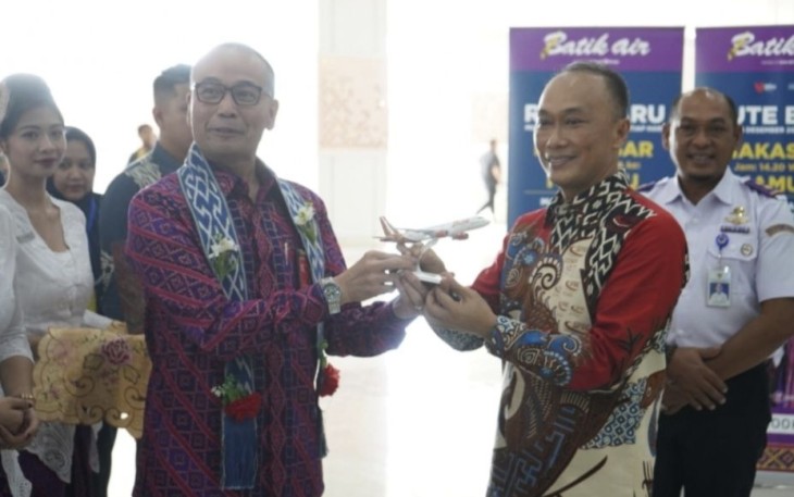 Pj Gubernur Sulbar Prof Zudan Arif Fakrulloh menerima cenderamata, Jum'at (8/12)