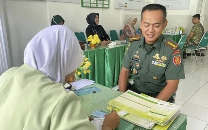 Danmenarmed 2 Kostrad Kolonel Arm Joko Setiyo Kurniawan saat pemeriksaan gula darah dan kolesterol di posbindu Kemuning, Malang, Rabu (13/12)