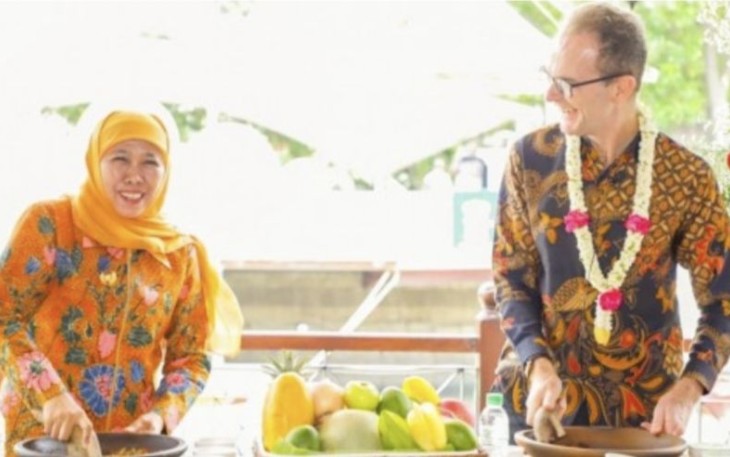 Gubernur Khofifah bersama Dubes Inggris saat ngulek rujak. Jum'at (15/12)