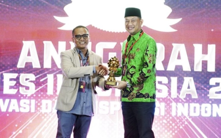 Kepala Biro HDI Setjen Kemenag Akhmad Fauzin mewakili Kemenag menerima ATI 2023 di Kota Malang, Minggu (17/12/23).