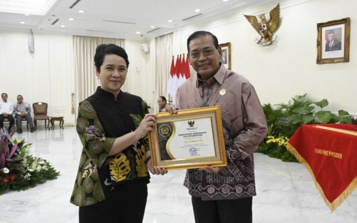 Sekretaris Jenderal Mira Tayyiba (kiri) mewakili Kementerian Komunikasi dan Informatika menerima penghargaan Badan Publik Informatif dari Komisi Informasi Pusat yang diserahkan oleh Ketua Komisi Informasi Pusat Donny Yoesgiantoro (kanan) disaksikan oleh Wakil Presiden Ma’ruf Amin dan Menteri Komunikasi dan Informatika Budi Arie Setiadi di Istana Wakil Presiden, Jakarta, Selasa (19/12/2023).