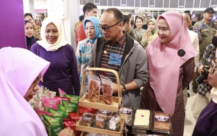 Pj Gubernur Sulbar Prof Zudan saat mengunjungi stand pelaku UMKM Ekonomi Kreatif Fest Sulbar 2023,