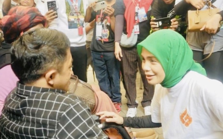 Atikoh Ganjar saat menyapa dan berbincang dengan peserta jalan sehat disabilitas 