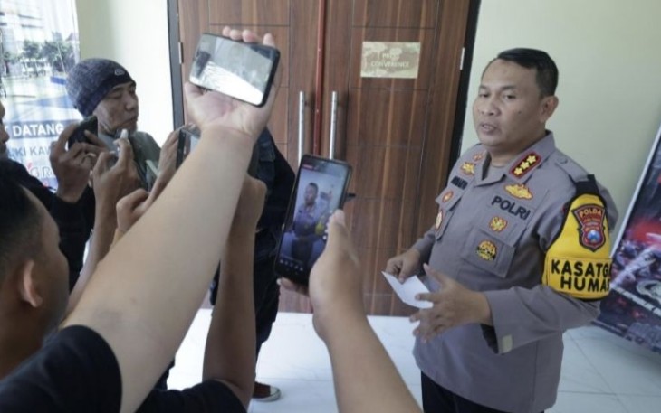 Kabid Humas Polda Jatim Kombes Dirmanto saat memberikan keterangan pers 