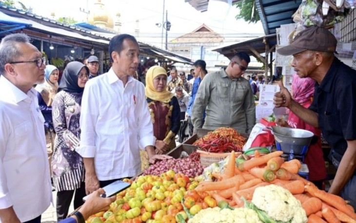 Presiden Joko Widodo mengunjungi Pasar Rogojampi, Kabupaten Banyuwangi, Provinsi Jawa Timur, pada Rabu, (27/12)