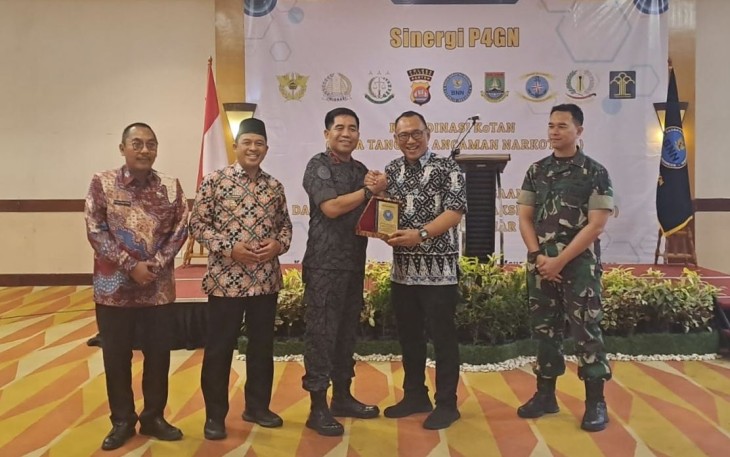 Wali Kota Cilegon Helldy Agustian saat menerima penghargaan dari BNN Kota Cilegon, Kamis (28/12)