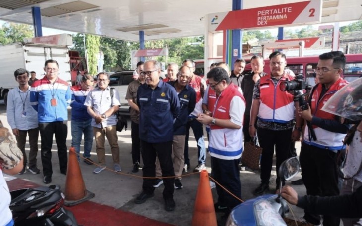 Dirjen Minyak dan Gas Bumi Tutuka Ariadji saat meninjau pom BBM dan LPG di Kupang, NTT, Rabu (27/12)