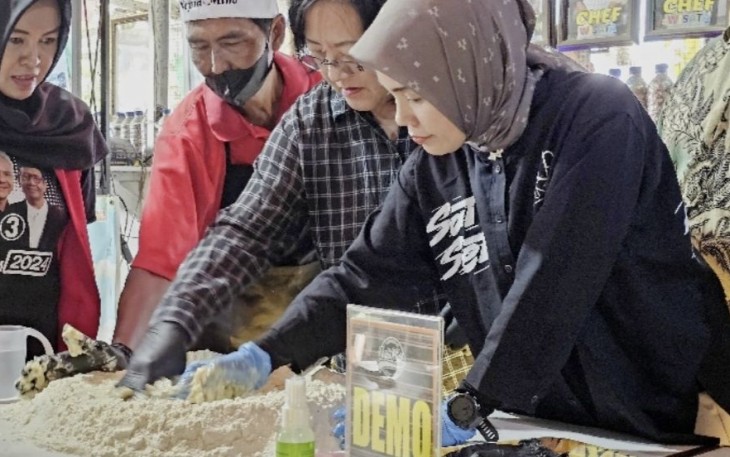 Atikoh Ganjar saat membuat kue Mino khas Banyumas di desa wisata Pekunden, Banyumas, Jawa Tengah, Jum'at (29/12)
