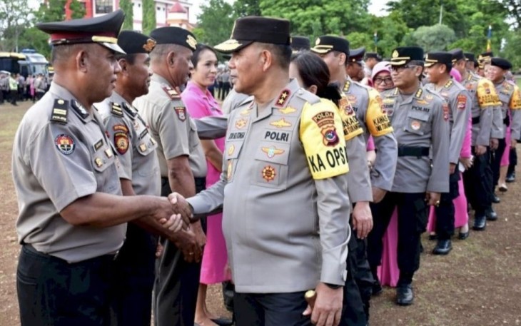 Kapolda NTT Irjen Pol Tahi Mahonang Silitonga mberikan ucapan selamat kenaikan pangkat anggotanya. Minggu (31/12)