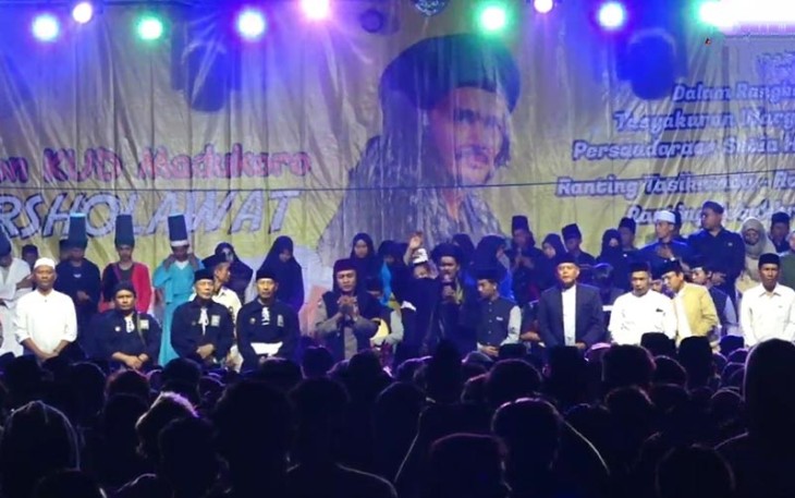 Acara "Rayon KUD Madukoro Bersholawat bareng Gus Ali Gondrong" dalam rangka Tasyakuran Warga Baru Persaudaraan Setia Hati Terate (PSHT) Ranting Tasikmadu, Ranting Jaten, dan Ranting Kebakkramat, di Lapangan Ngijo, Tasikmadu, Karanganyar, Jawa Tengah, pada Sabtu (2/9/2023) malam.