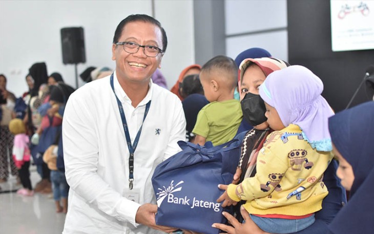Pengelola Bank Jateng Kabupaten Karanganyar, Sigit Nurbianto, saat menyerahkan bantuan suplemen dan makanan bergizi bagi balita stunting, di Ruang Anthurium Rumah Dinas Bupati Karanganyar, Kamis (5/10/2023).