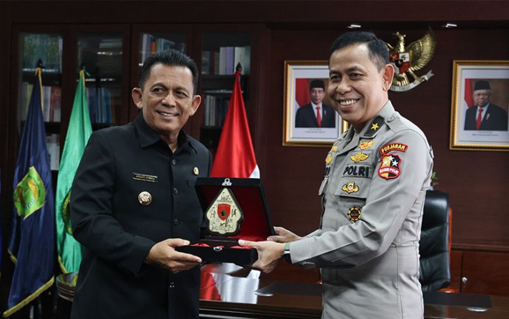 Gubernur Ansar saat Sambut Kunjungan Kapusjarah Polri Brigjen Pol Hari Nugroho beserta para anggota Pusjarah Polri RI di Kantor Gubernur Kepri, Ruang Kerja Gubernur Kepri, Lantai 4, Dompak, Tanjungpinang, Kamis (16/11).